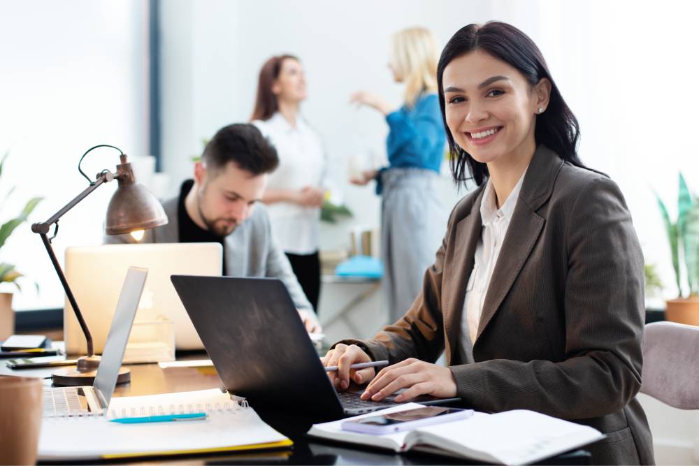 Grado o CFGS en ADE, Economía, Finanzas, Comercio Internacional y/o Marketing 