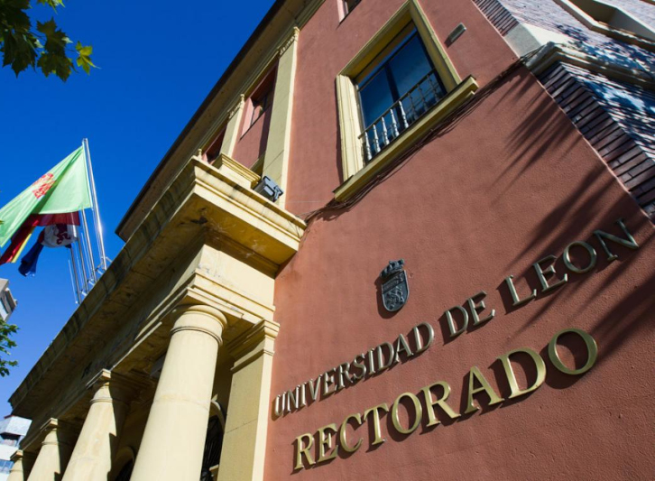 Entrada principal de la Facultad de Ciencias Biológicas y Ambientales